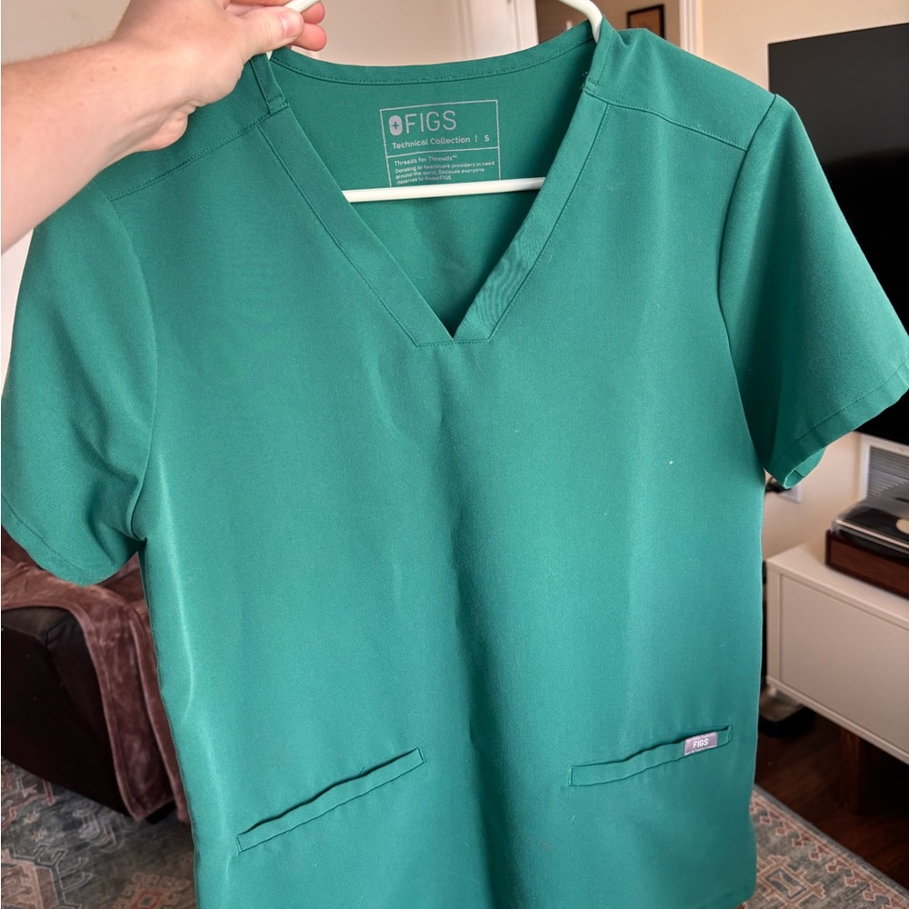 FIGS Women's V-Neck Scrub Top in Teal Green
